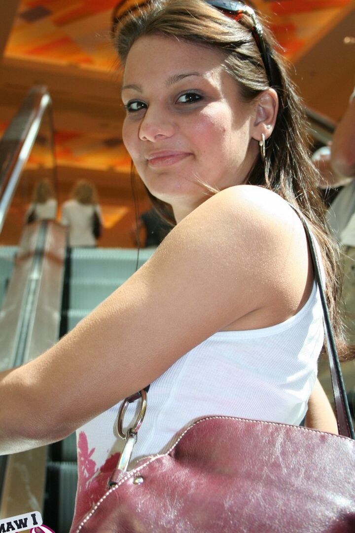 12P La amateur Kate Crush deambula por las calles de la ciudad con una camiseta sin mangas y unos vaqueros