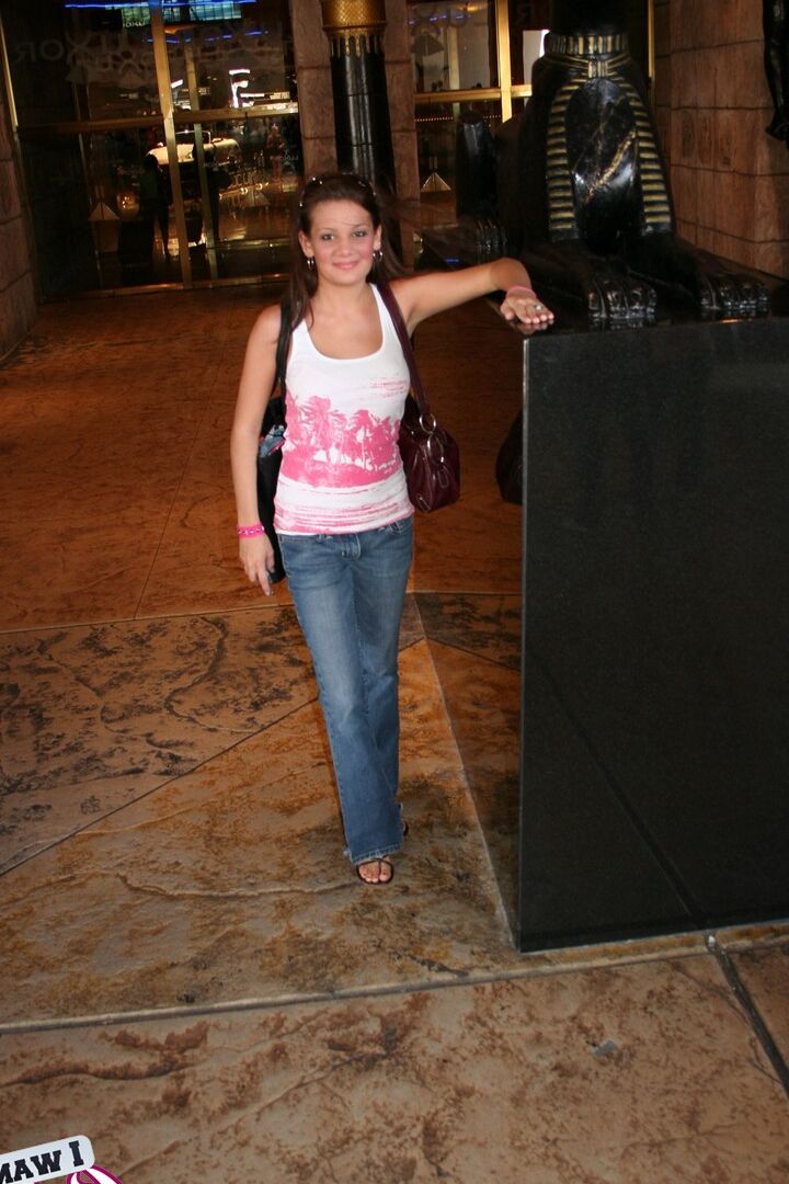 12P La amateur Kate Crush deambula por las calles de la ciudad con una camiseta sin mangas y unos vaqueros