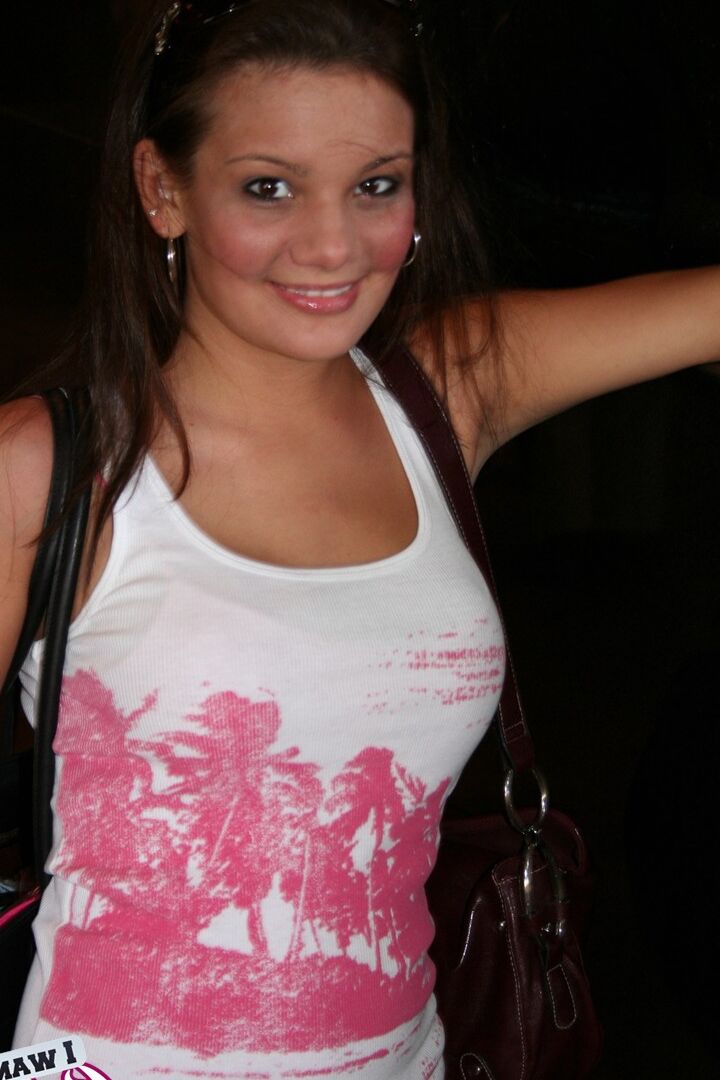 12P La amateur Kate Crush deambula por las calles de la ciudad con una camiseta sin mangas y unos vaqueros