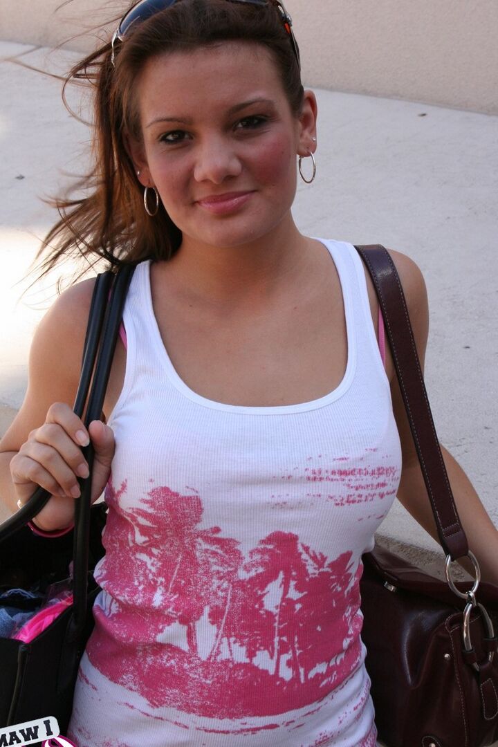 12P La amateur Kate Crush deambula por las calles de la ciudad con una camiseta sin mangas y unos vaqueros