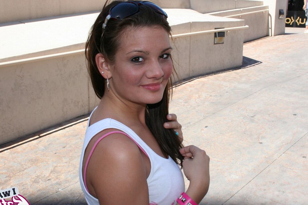 12P La amateur Kate Crush deambula por las calles de la ciudad con una camiseta sin mangas y unos vaqueros