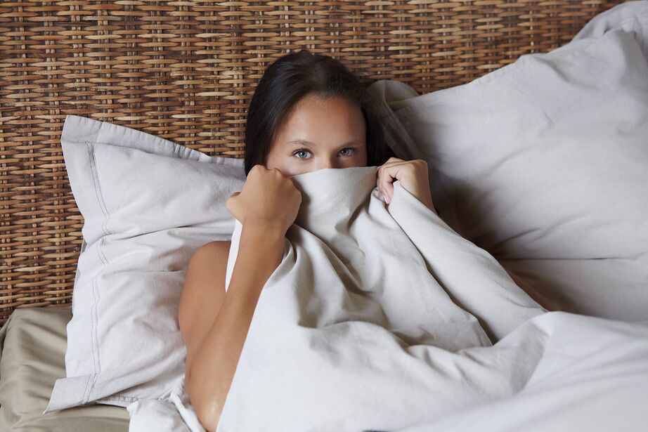 16P Gloria, une adolescente totalement nue, expose sa fente serrée alors qu'elle est sur son lit.