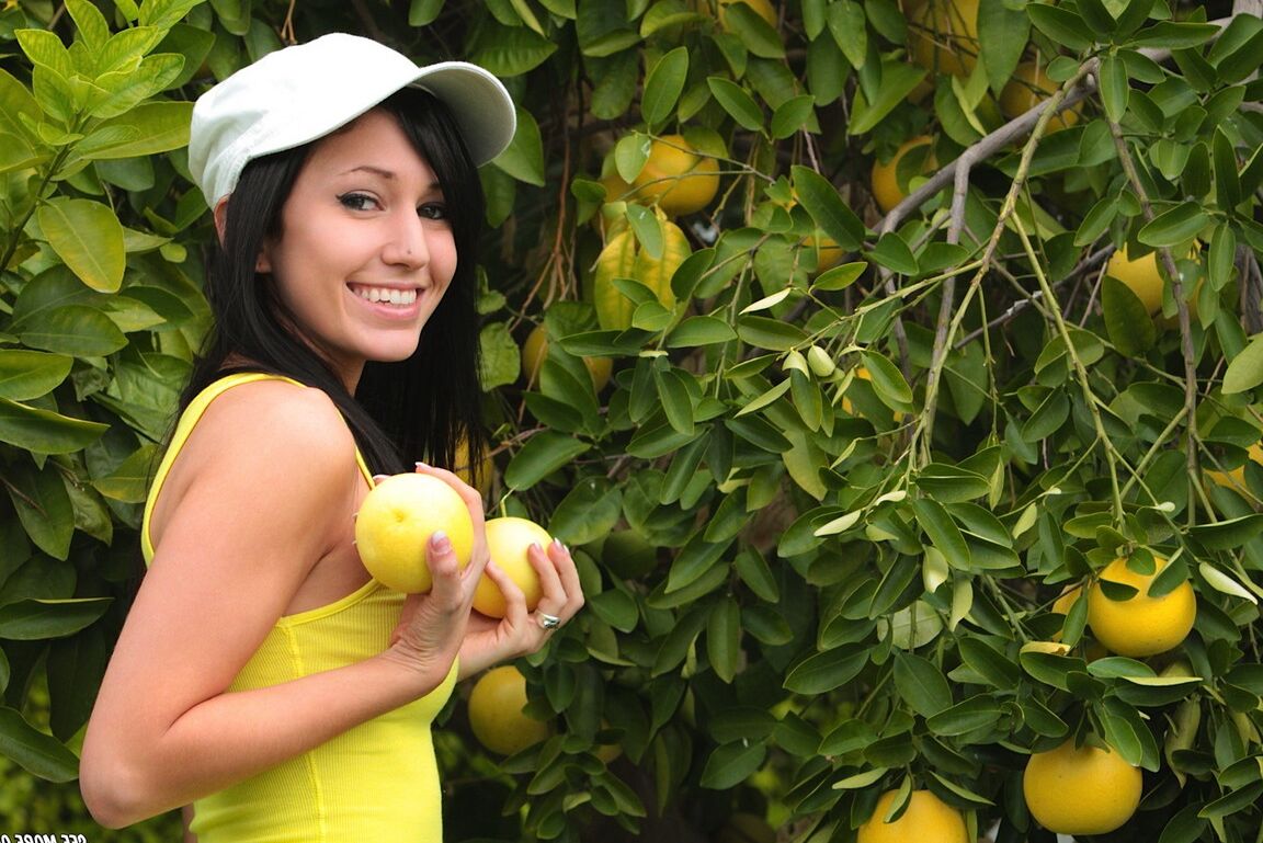 15P Juicy Catie Minx probiert den Baum des sexuellen Wissens in ihrem Hinterhof