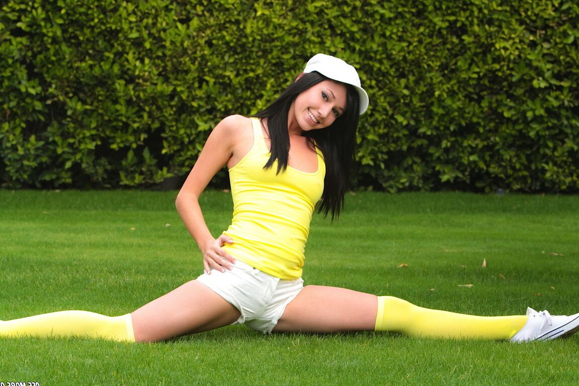 15P Juicy Catie Minx probiert den Baum des sexuellen Wissens in ihrem Hinterhof