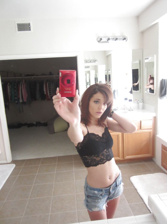 16P La novia Kiera se toma selfies y muestra las tetas y el coño