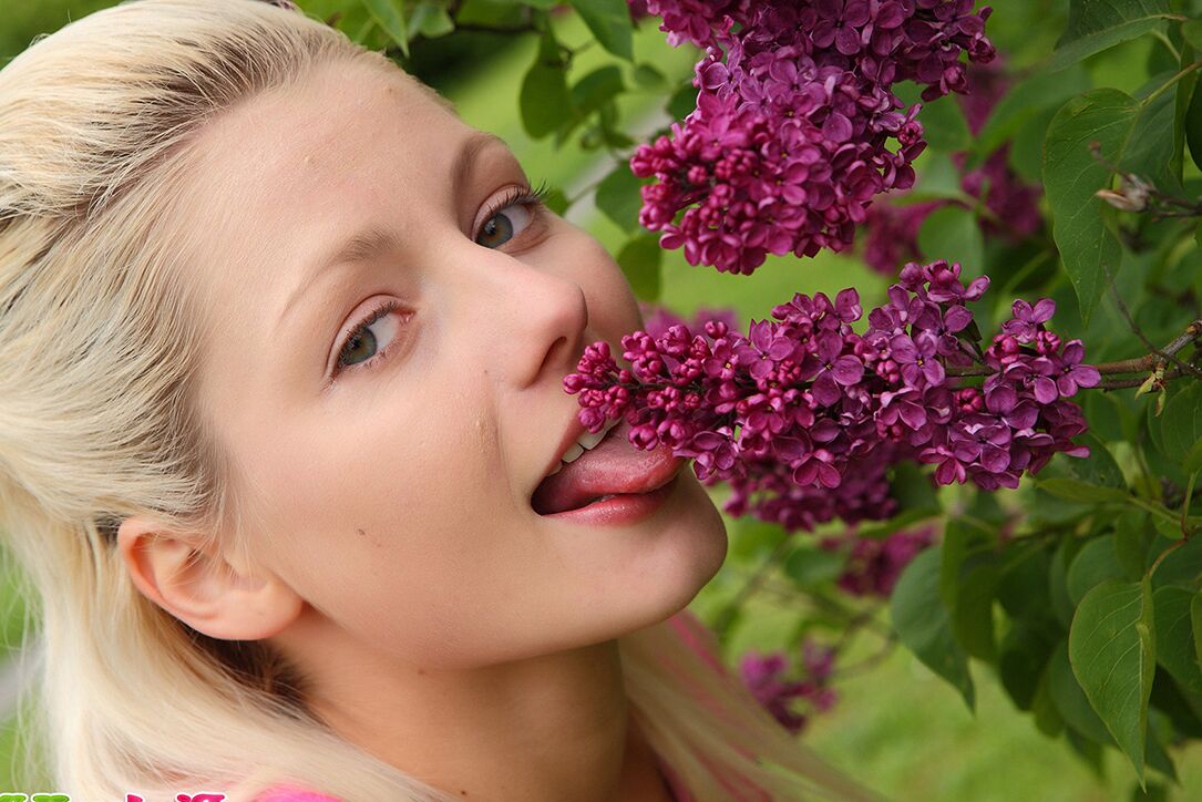 Die 14P blonde Teenagerin Pinky June spreizt ihre Beine weit, während sie auf einer Wiese masturbiert