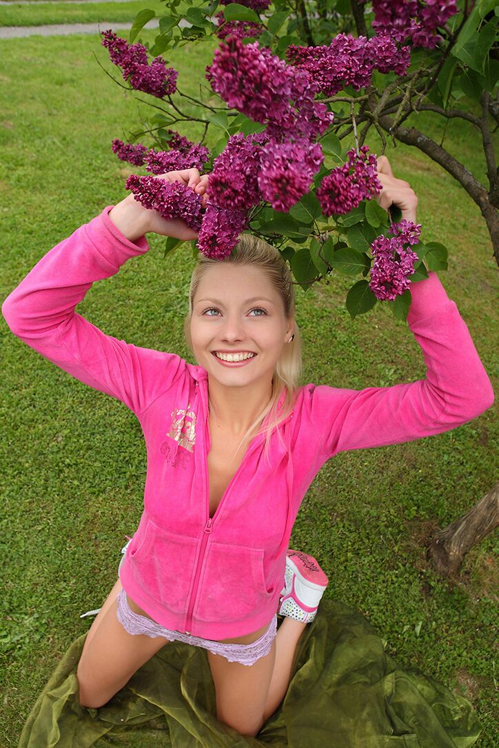 Die 14P blonde Teenagerin Pinky June spreizt ihre Beine weit, während sie auf einer Wiese masturbiert