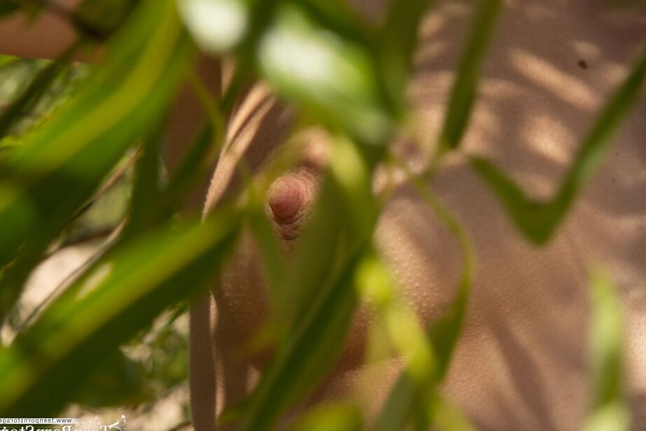 20P Weiße Teenagerin Selena fingert sich am Strand und trägt Sand und Grün