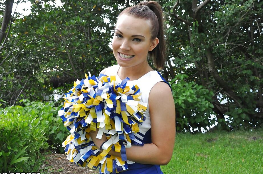 14P Líder de torcida amadora Tiff Bannister se exibe em um uniforme sexy