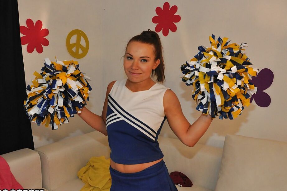 14P Líder de torcida amadora Tiff Bannister se exibe em um uniforme sexy