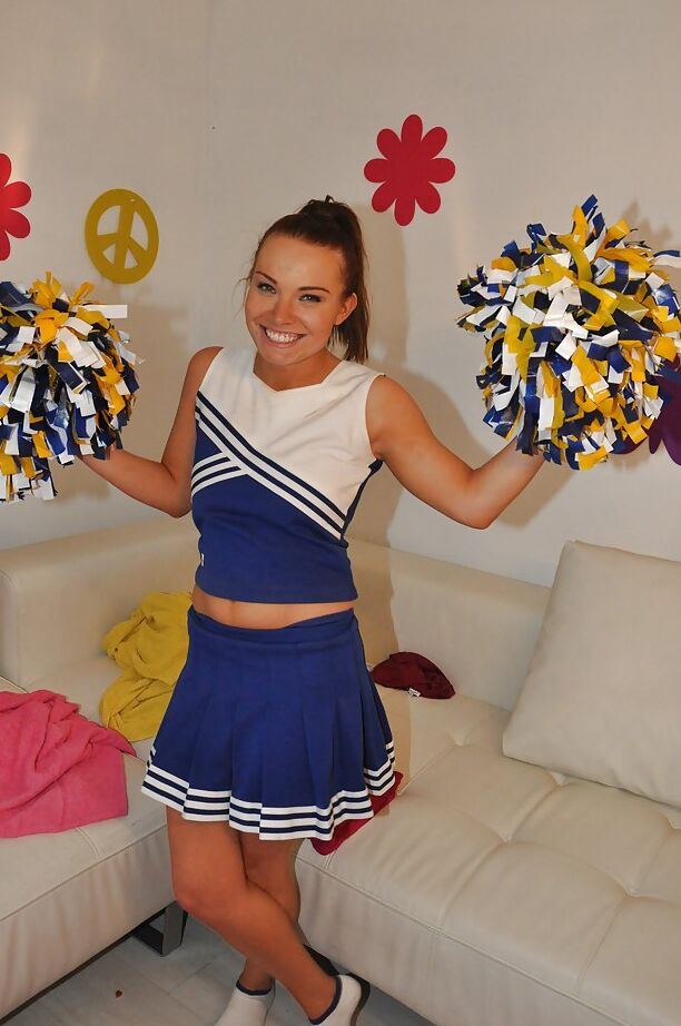 14P Líder de torcida amadora Tiff Bannister se exibe em um uniforme sexy