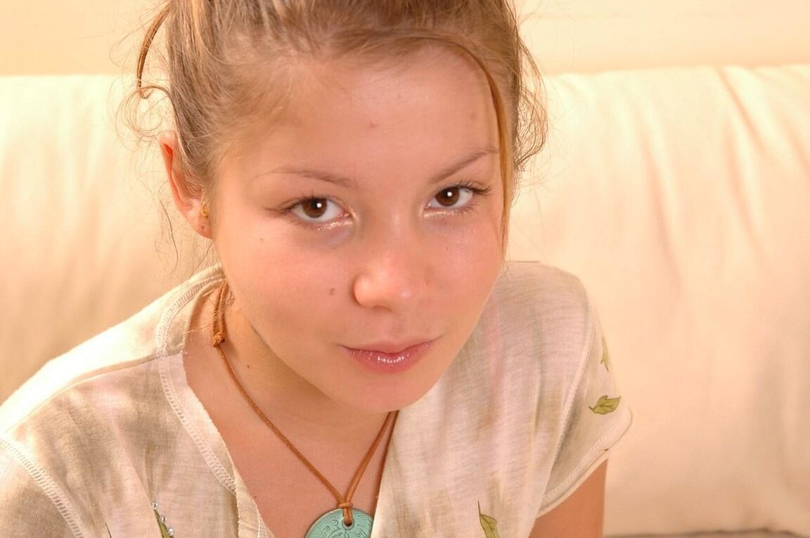 15P Jovem garota revela seus peitos pequenos enquanto usava roupas íntimas