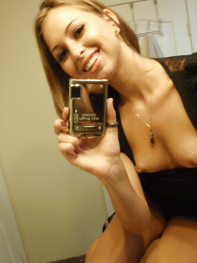 16P A jovem amadora Lusty Riley tira fotos de seus peitos pequenos e bunda suculenta