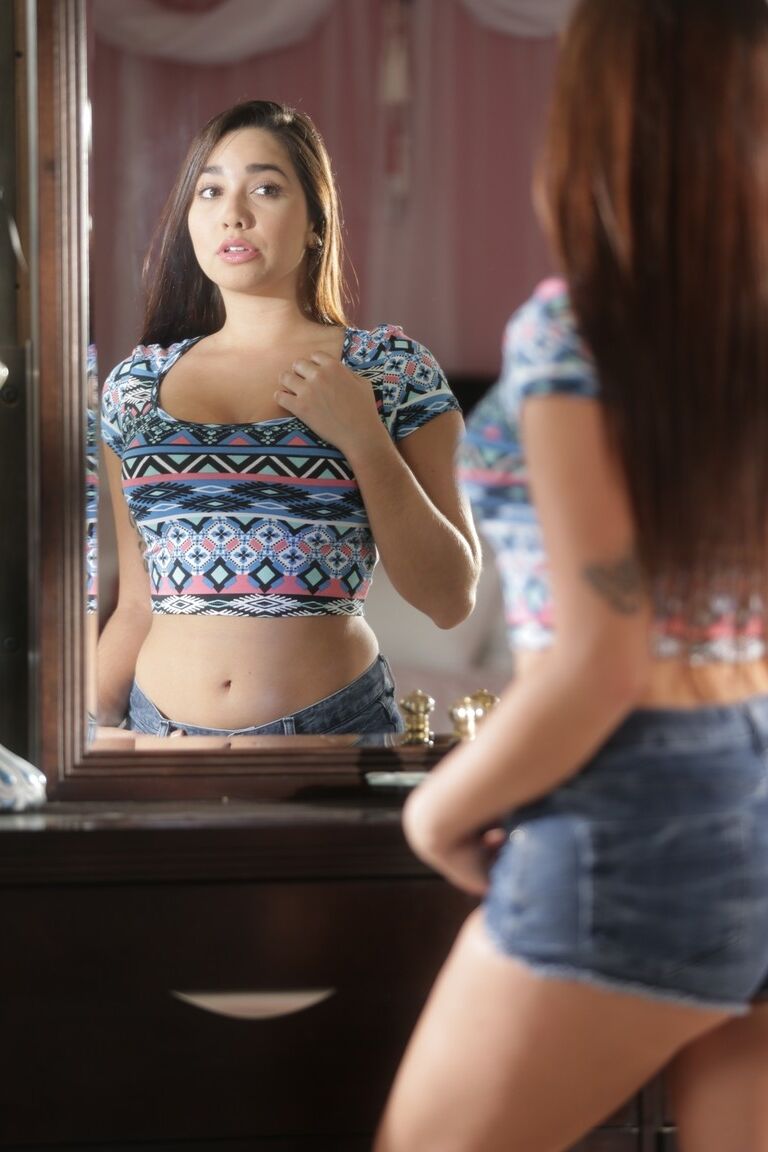21P La caliente estrella porno adolescente Janice Griffith se desnuda y muestra sus bonitas tetas naturales