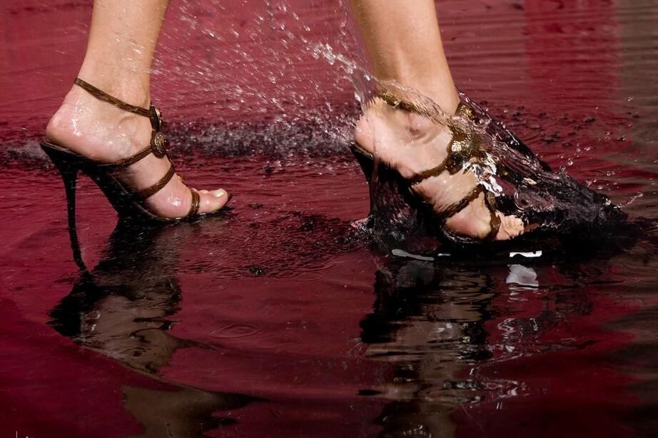16P La joven morena Dinara tiene su culo perfecto empapado de agua en tacones