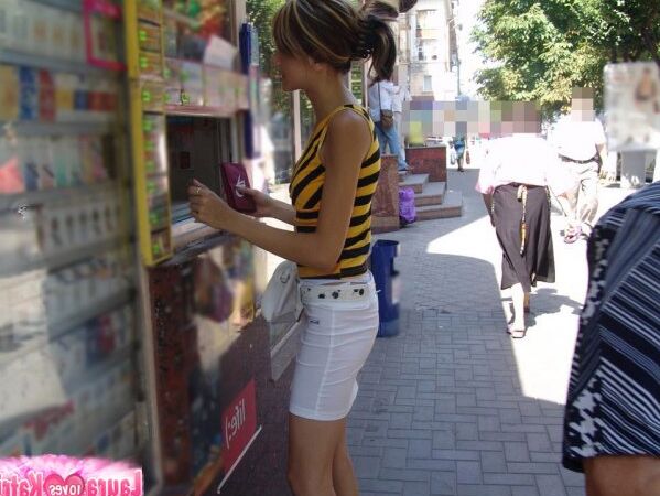 15P Sexy hottie in tight striking colors modelling sexy