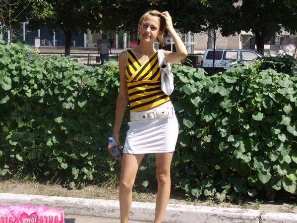 15P Sexy hottie in tight striking colors modelling sexy