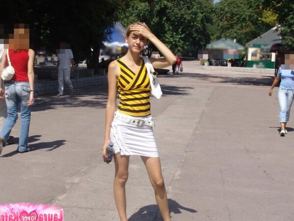 15P Sexy hottie in tight striking colors modelling sexy