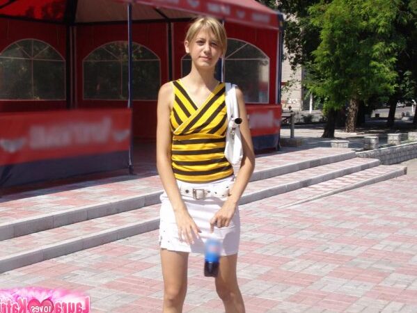 15P Sexy hottie in tight striking colors modelling sexy