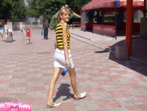 15P Sexy hottie in tight striking colors modelling sexy