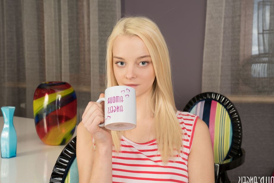 20P Regardez cette magnifique fille blonde alors qu'elle se débarrasse de sa chemise rayée et de son rouge.