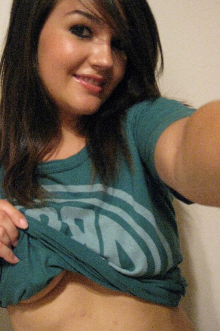 21P La seductora adolescente amateur Veronica 5 mostrando sus hermosas tetas