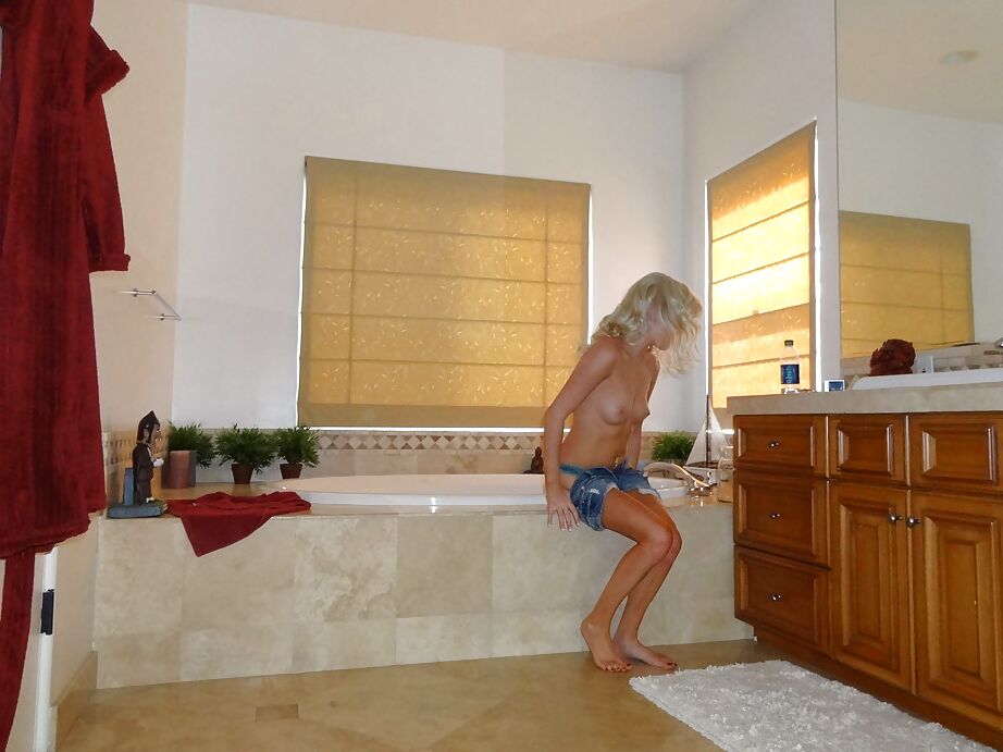 16P Teen babe Elaina Raye is undressing and showing her amazing body