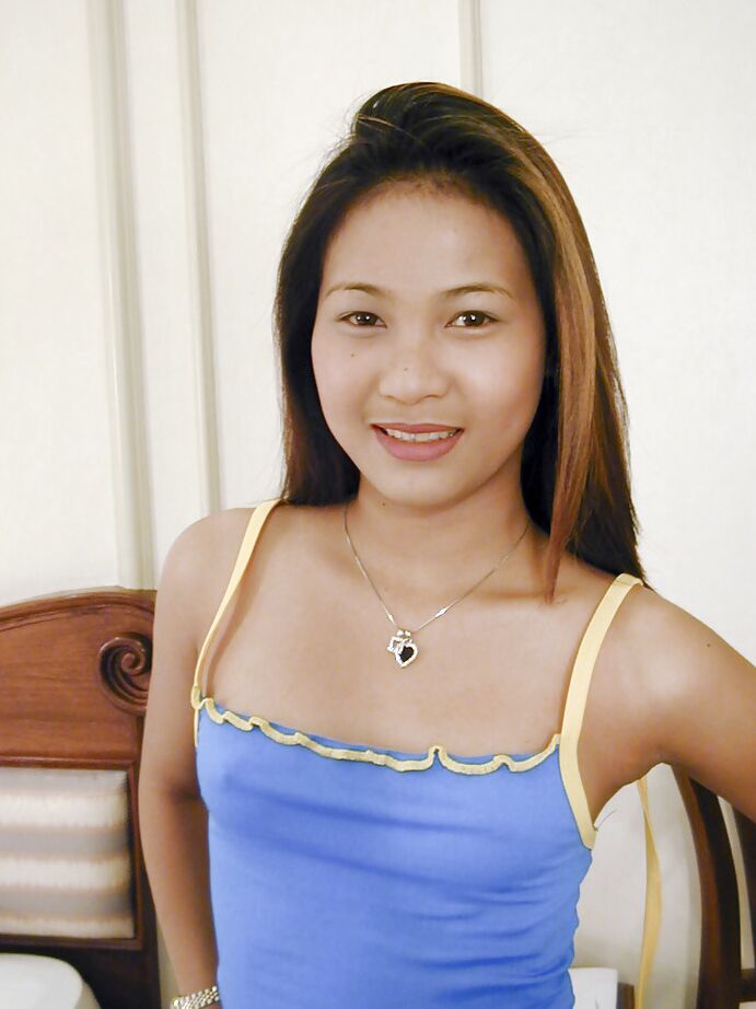 16P Verführerisches thailändisches Teenie-Babe mit süßen Titten posiert nackt auf dem Bett