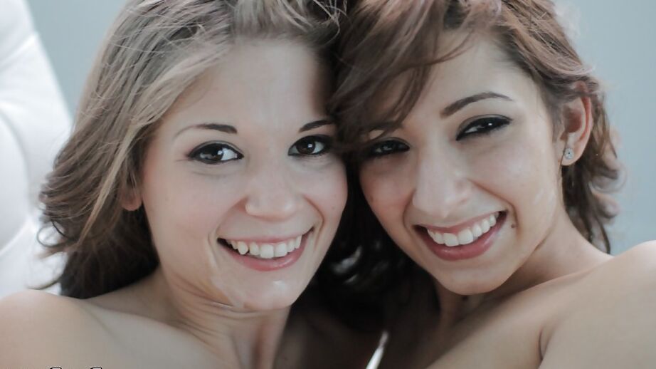 16P As adolescentes esbeltas Lexi Bloom e Sensi Pearl são fodidas por um pau longo em 3some
