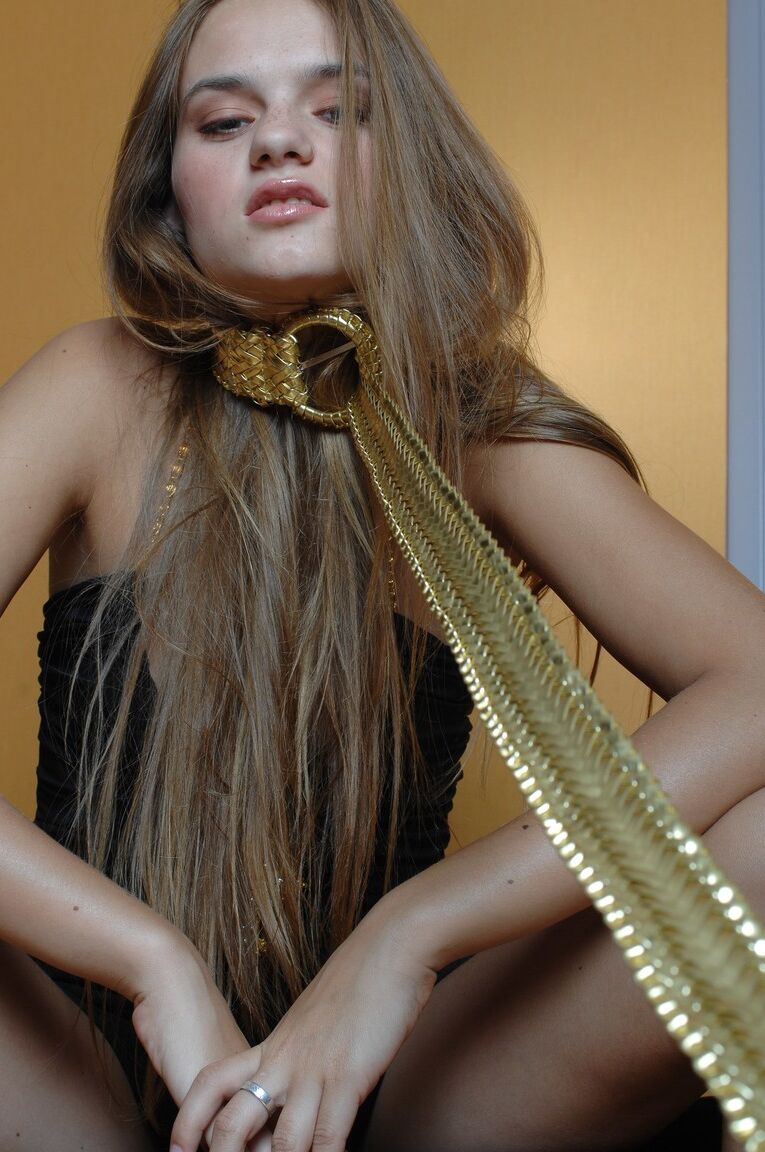 21P A modelo amadora sexy Claudia tira lentamente seu vestido elegante e posa