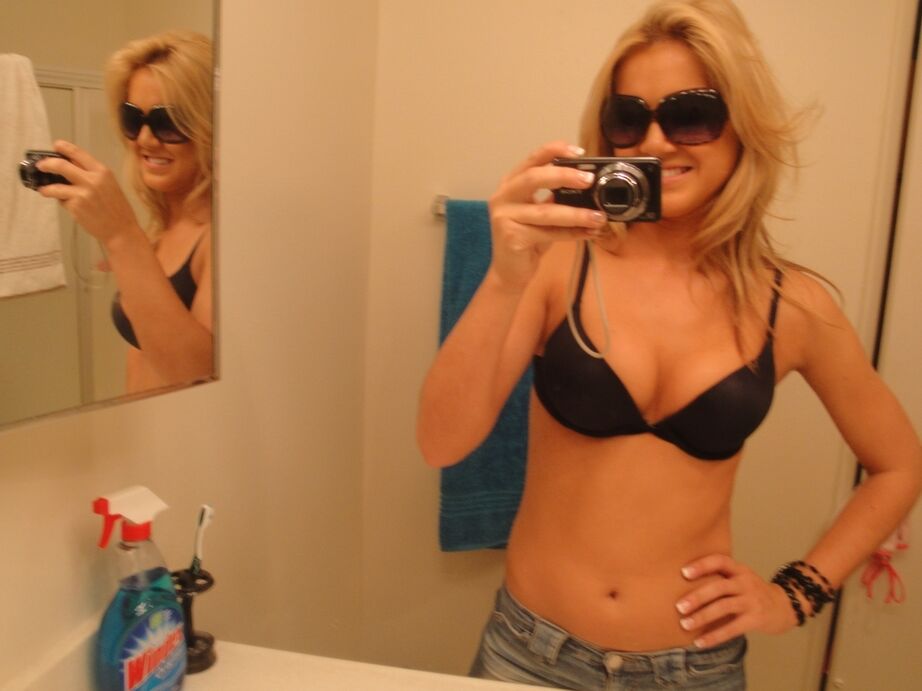 16P A linda adolescente loira Ashley Abott tira fotos enquanto se despe no espelho