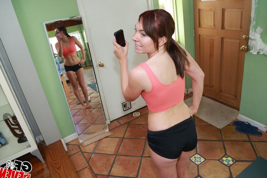 16P L'adolescente Tara brune montre ses gros seins et se masturbe