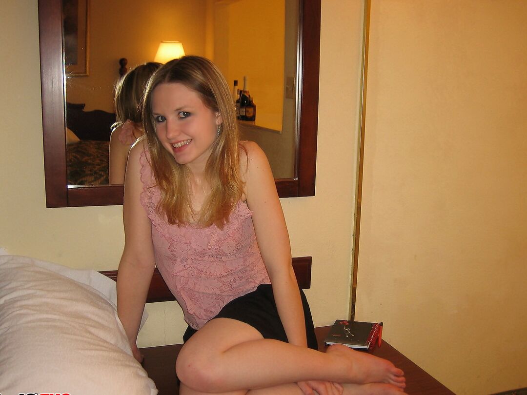 12P La petite teen Shelby se déshabille devant le miroir de son hôtel et commence à
