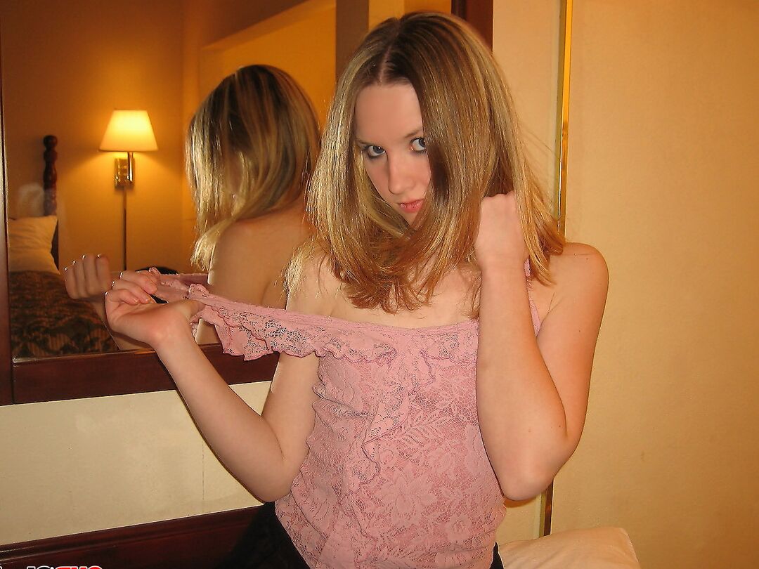 12P La petite teen Shelby se déshabille devant le miroir de son hôtel et commence à