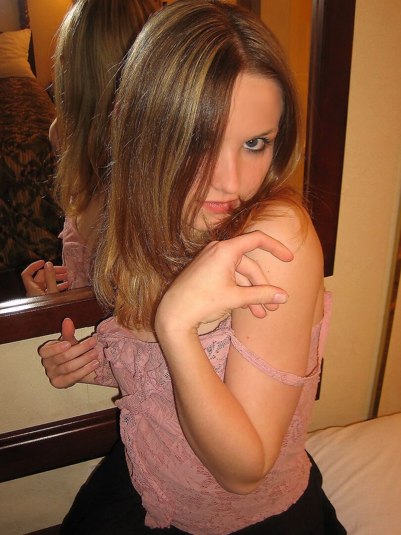12P La petite teen Shelby se déshabille devant le miroir de son hôtel et commence à