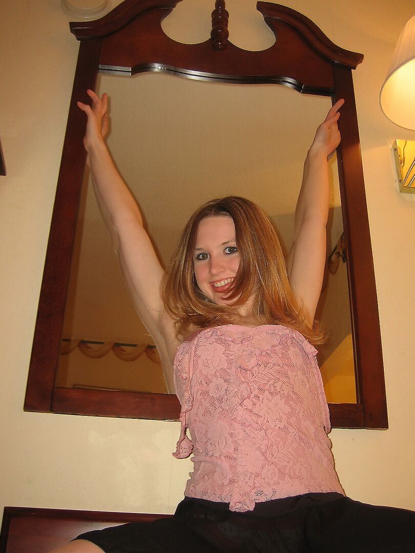 12P La petite teen Shelby se déshabille devant le miroir de son hôtel et commence à