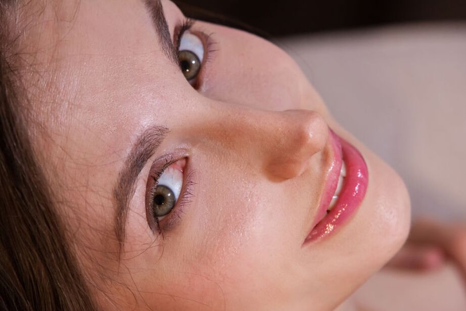 16P Junges brünettes Mädchen schiebt ihr Höschen über ihren engen Arsch und ihre haarlose Vagina