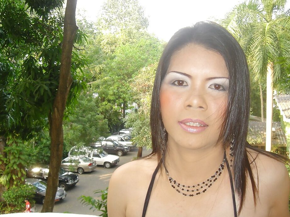 16P Linda garota asiática em vestido preto exibindo sua bunda sexy e fenda