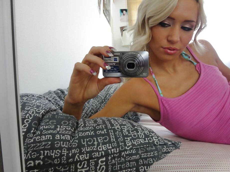 12P La pequeña joven rubia Kacey Jordan tomándose fotos desnuda en el espejo