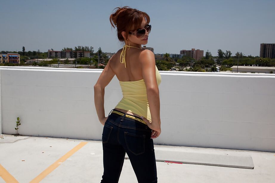 16P Linda milf gata Destiny Summers expõe sua bunda grande e perfeita