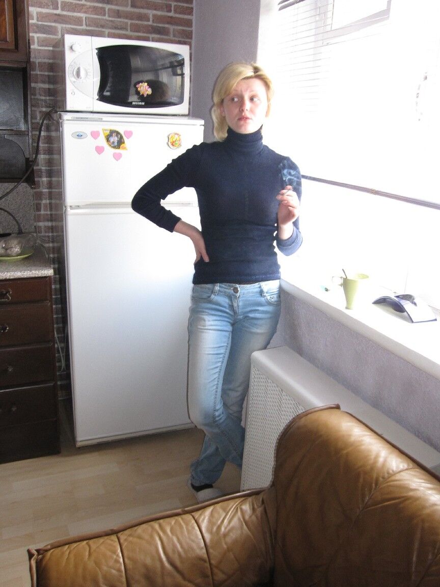 21P Lora amateur rubia bien formada hace alarde de su cuerpo delgado con un vestido negro transparente