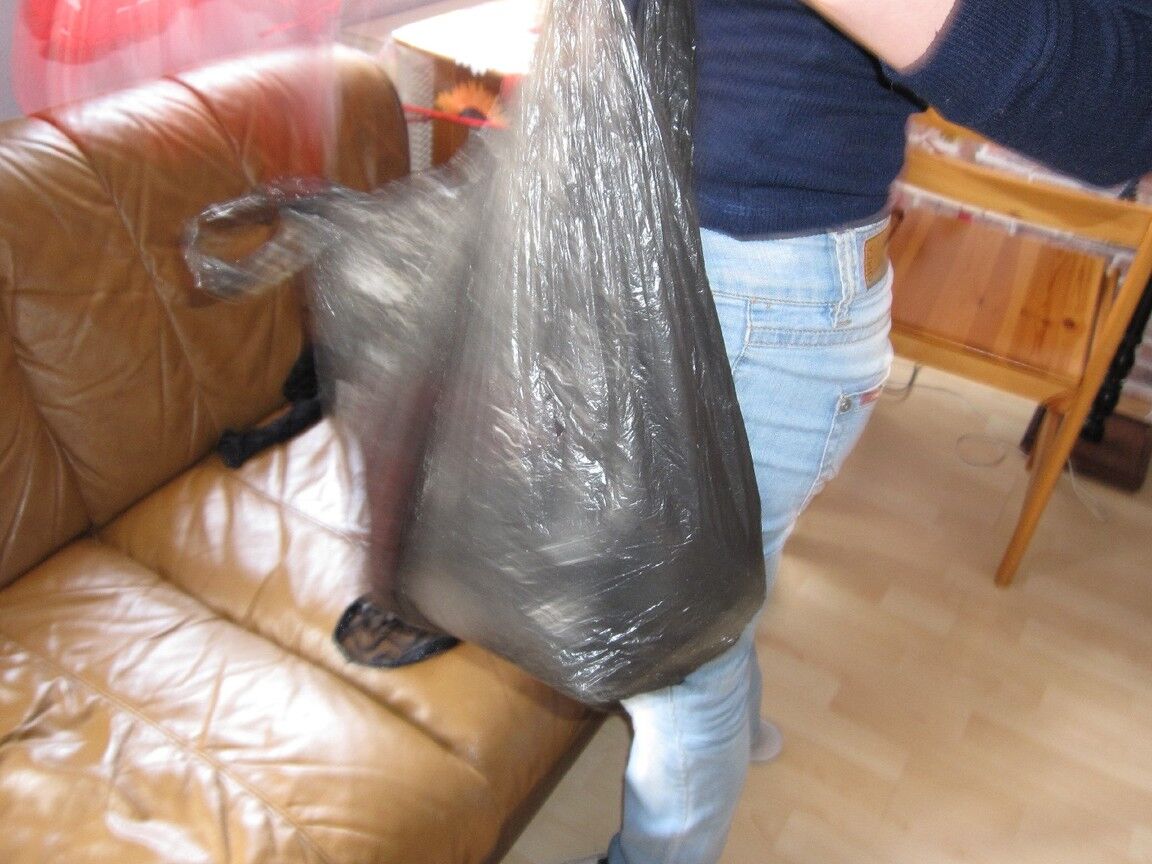 21P Lora amateur rubia bien formada hace alarde de su cuerpo delgado con un vestido negro transparente