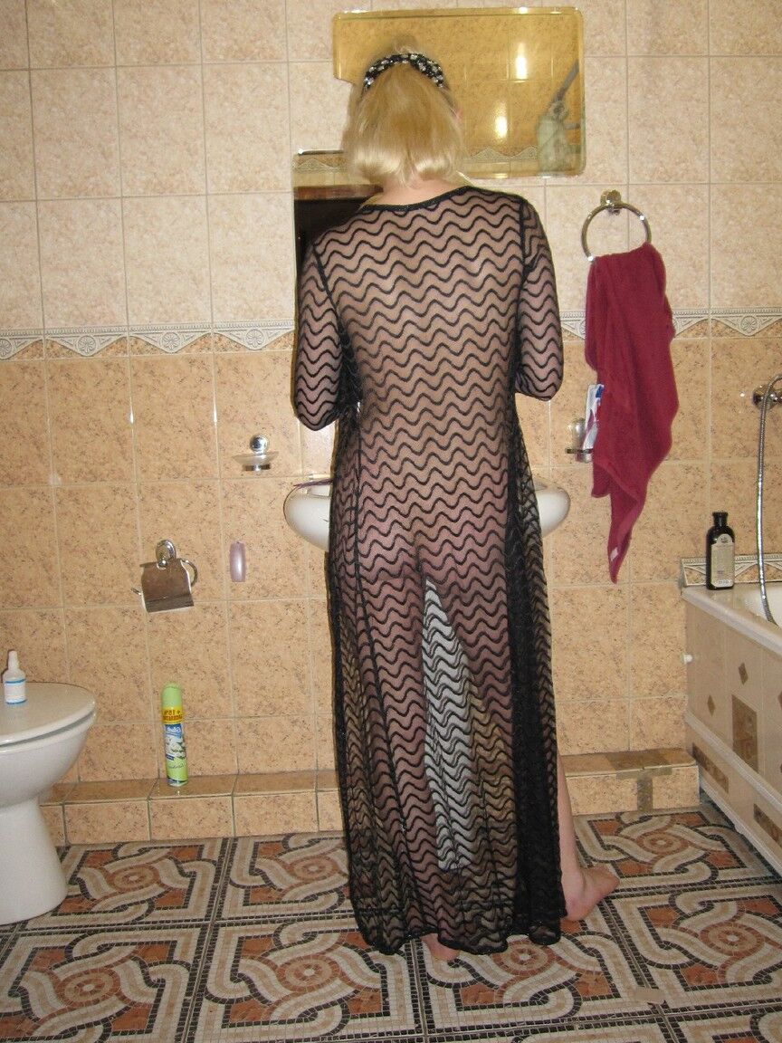 21P Lora amateur rubia bien formada hace alarde de su cuerpo delgado con un vestido negro transparente