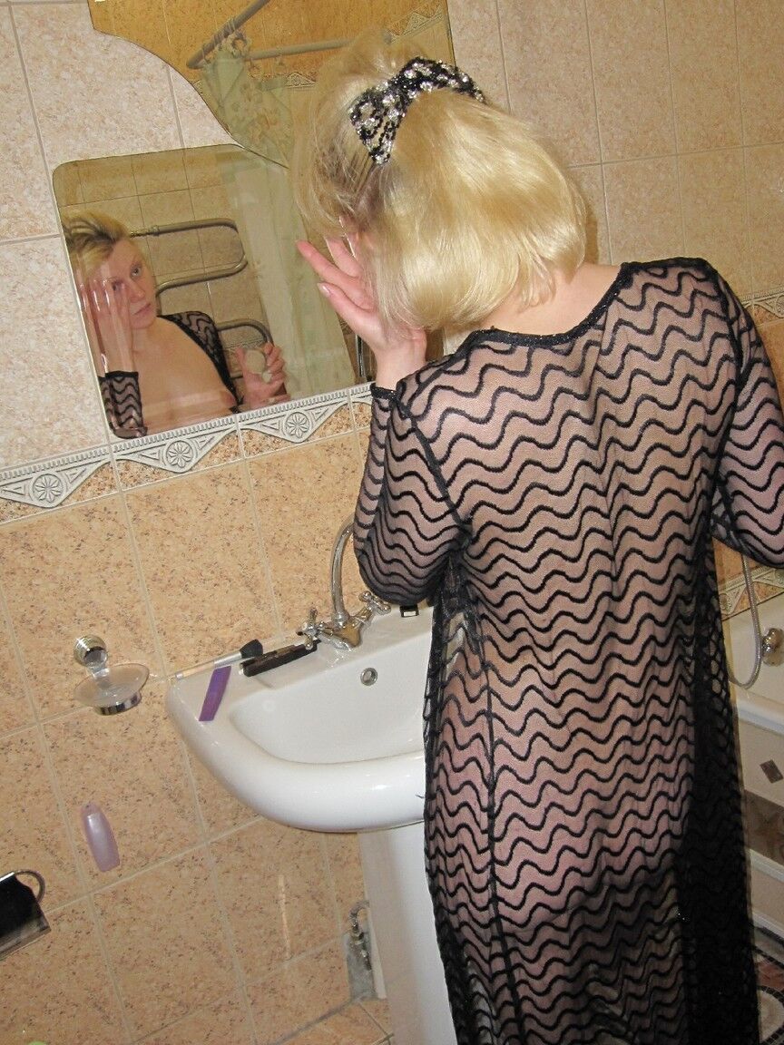21P Lora amateur rubia bien formada hace alarde de su cuerpo delgado con un vestido negro transparente