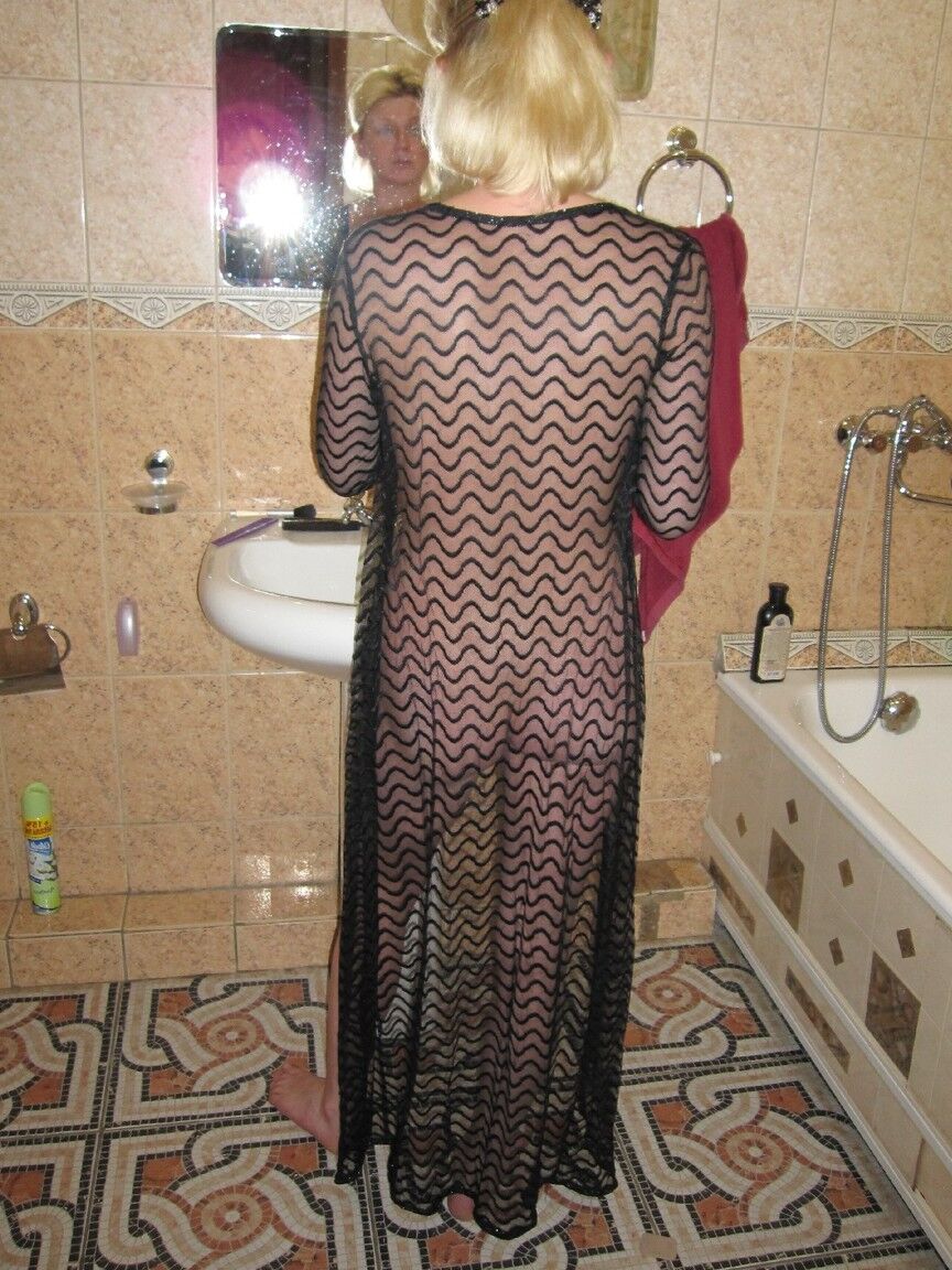 21P Lora amateur rubia bien formada hace alarde de su cuerpo delgado con un vestido negro transparente