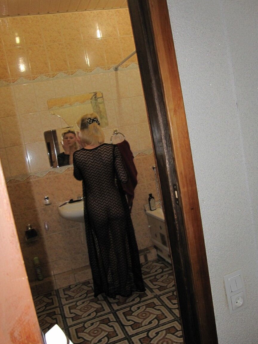21P Lora amateur rubia bien formada hace alarde de su cuerpo delgado con un vestido negro transparente