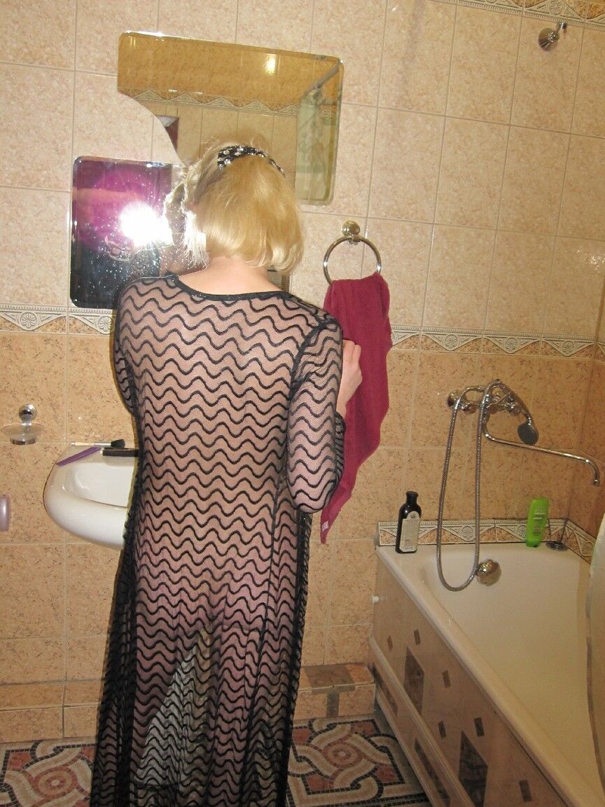 21P Lora amateur rubia bien formada hace alarde de su cuerpo delgado con un vestido negro transparente