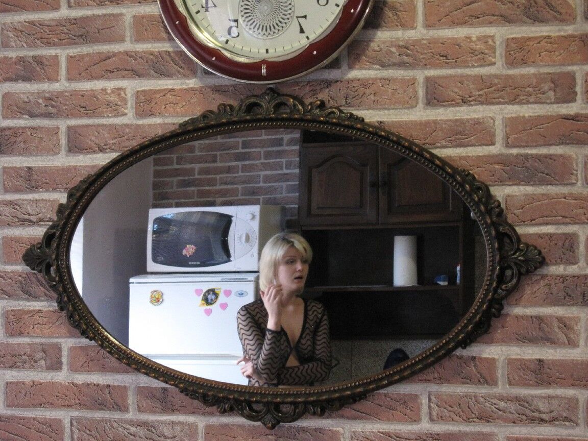 21P Lora amateur rubia bien formada hace alarde de su cuerpo delgado con un vestido negro transparente