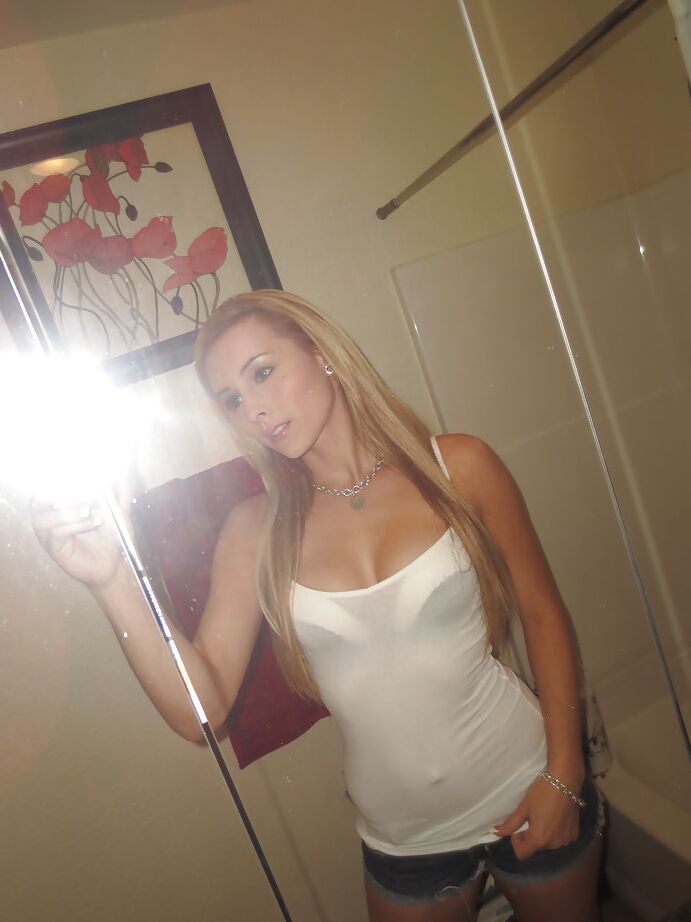 16P La belle salope blonde Nikki adore se déshabiller