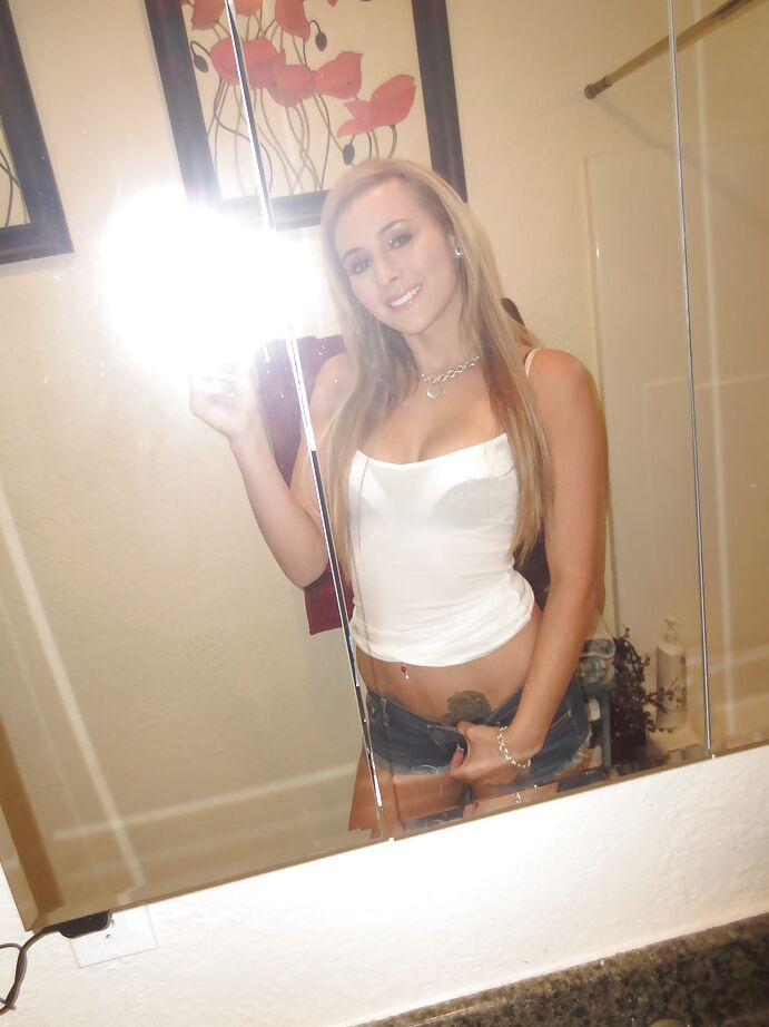 16P La belle salope blonde Nikki adore se déshabiller